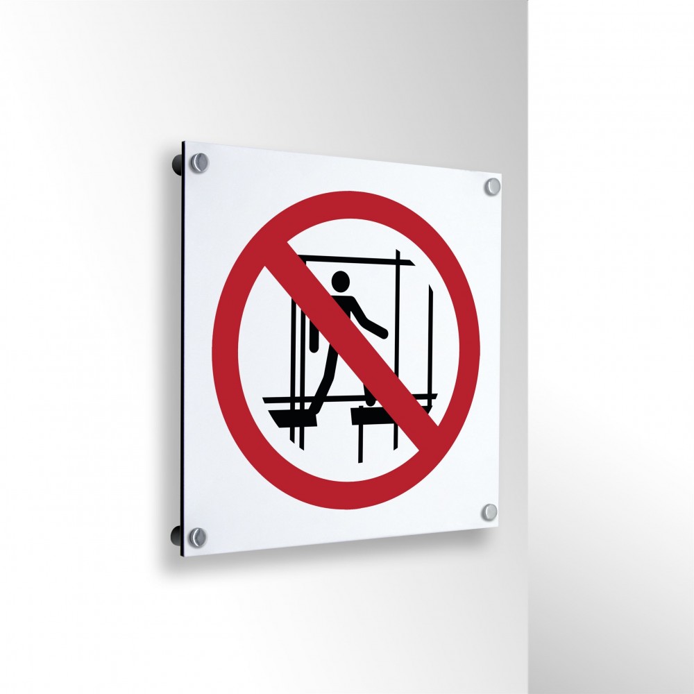 Divieto di usare un ponteggio incompleto in alluminio composito da parete - P025