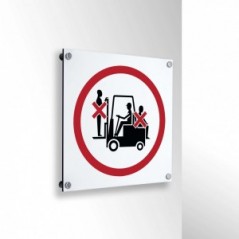 Vietato trasportare e sollevare persone sui carrelli elevatori in alluminio composito da parete