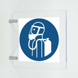 È obbligatorio utilizzare il dispositivo di respirazione autonomo in plex trasp a bandiera - M047