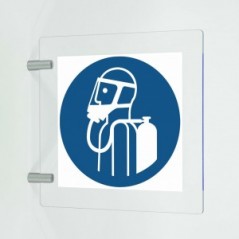 È obbligatorio utilizzare il dispositivo di respirazione autonomo in plex trasp a bandiera - M047