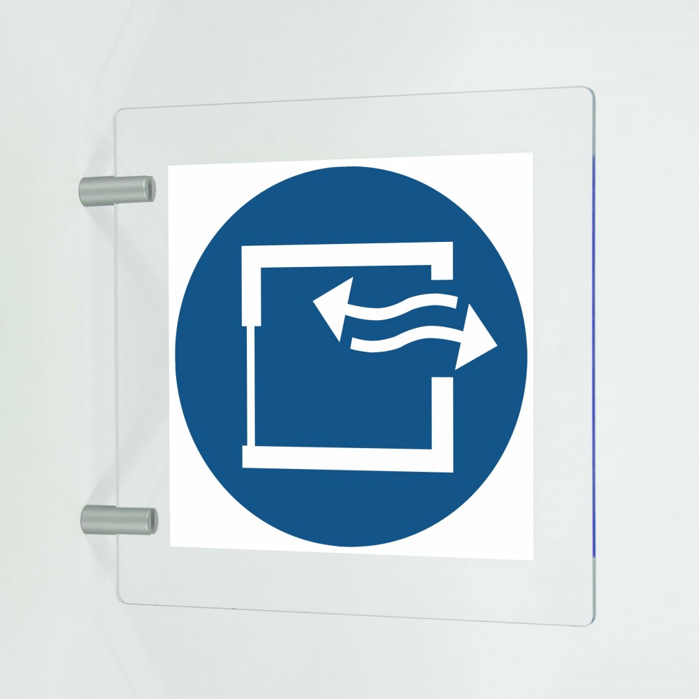 Assicurare un’aerazione continua in plex trasp a bandiera - M057