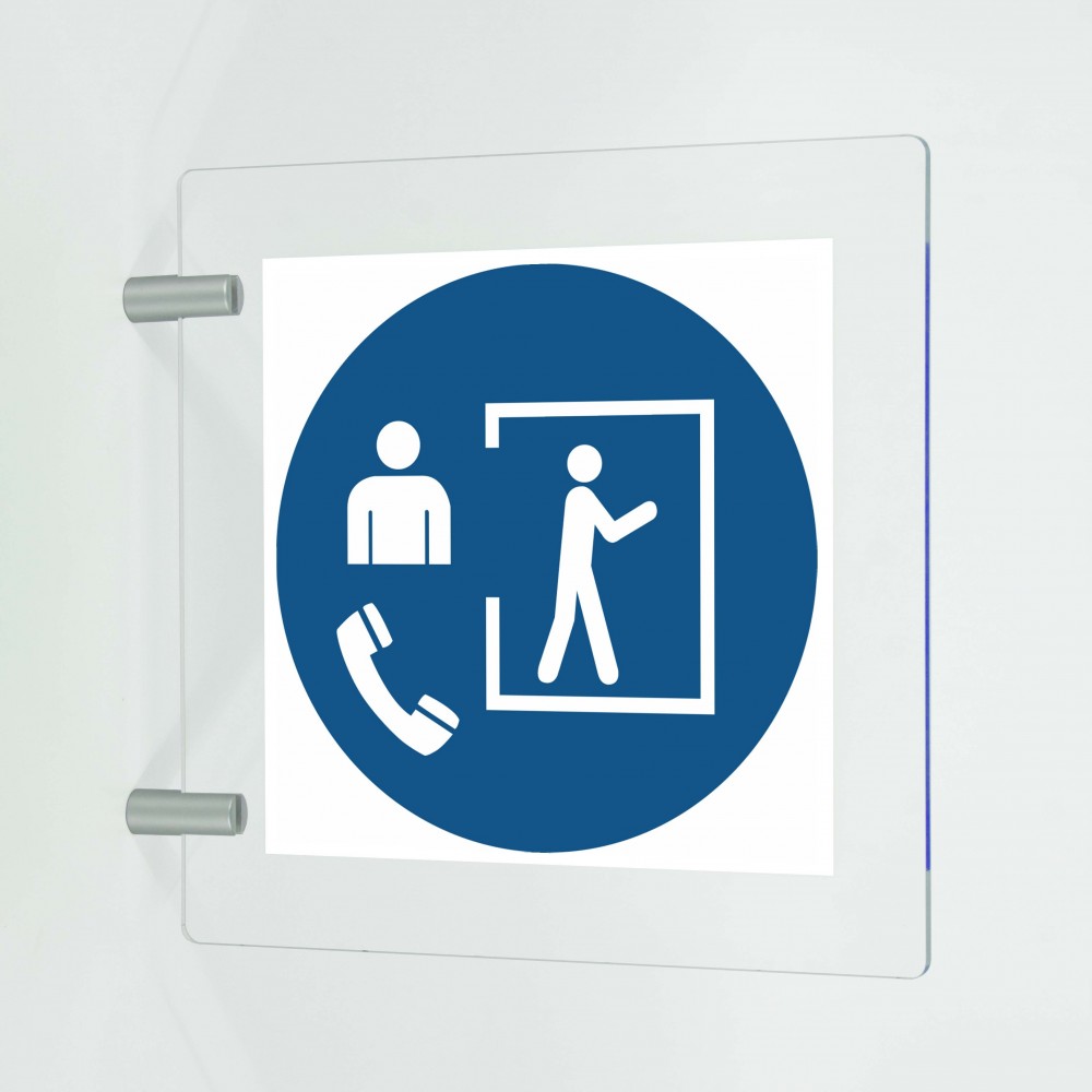 Accesso solo con supervisore all’esterno in plex trasp a bandiera - M058