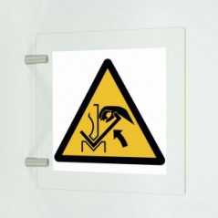 Schiacciamento della mano tra la pressa piegatrice e il materiale in plex trasp a bandiera - W031