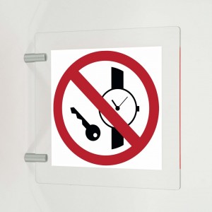 Vietato entrare con orologi e oggetti metallici in plex trasp a bandiera - P008