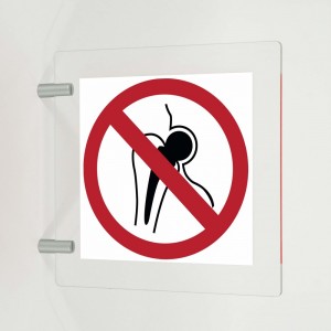 Divieto di accesso ai portatori di protesi metalliche in plex trasp a bandiera - P014