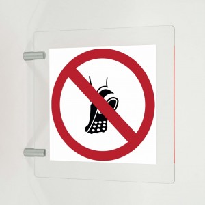 Vietato indossare scarpe con suole chiodate in plex trasp a bandiera - P035