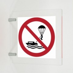 Divieto di parasailing in plex trasp a bandiera - P066