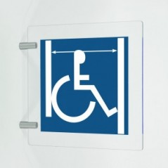 Accesso disabili con passaggio porta largo in plexiglass trasparente a bandiera