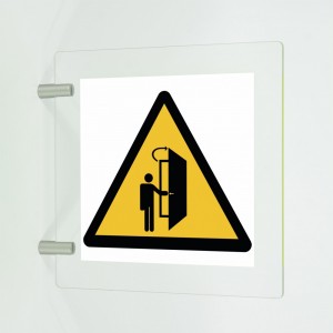 La porta si apre nella vostra direzione in plexiglass trasparente a bandiera