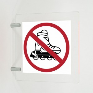 Vietato l'accesso con i pattini in plexiglass trasparente a bandiera