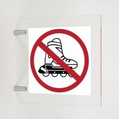 Vietato l'accesso con i pattini in plexiglass trasparente a bandiera