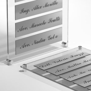 Targa in Plexiglass+ABS colore Silver con testo inciso tipologia 6 Moduli Small