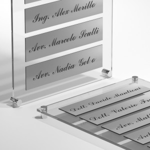 Targa in Plexiglass+ABS colore Silver con testo inciso tipologia 7 Moduli Small