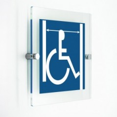 Accesso disabili con passaggio porta largo in plexiglass trasparenti da parete