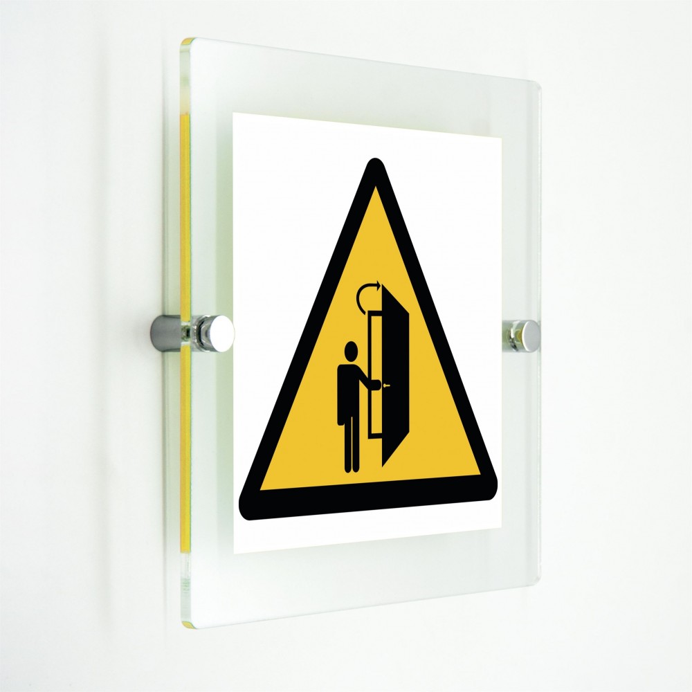 La porta si apre nella vostra direzione in plexiglass trasparenti da parete