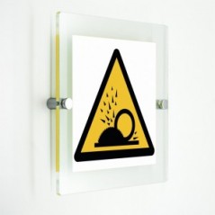 Pericolo proiezione di schegge in plexiglass trasparenti da parete