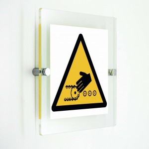 Rischio di trascinamento della mano alla giunzione dei nastri trasportatori in plexiglass trasparenti da parete