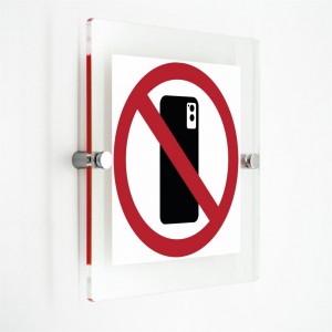 Vietato fotografare e fare video con lo smartphone in plexiglass trasparenti da parete