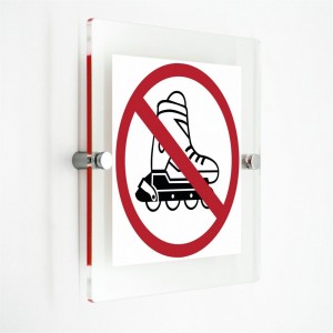 Vietato l'accesso con i pattini in plexiglass trasparenti da parete