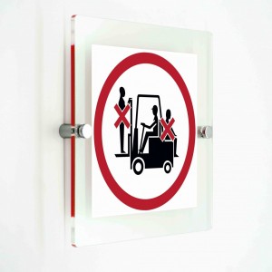 Vietato trasportare e sollevare persone sui carrelli elevatori in plexiglass trasparenti da parete