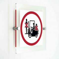 Vietato trasportare e sollevare persone sui carrelli elevatori in plexiglass trasparenti da parete